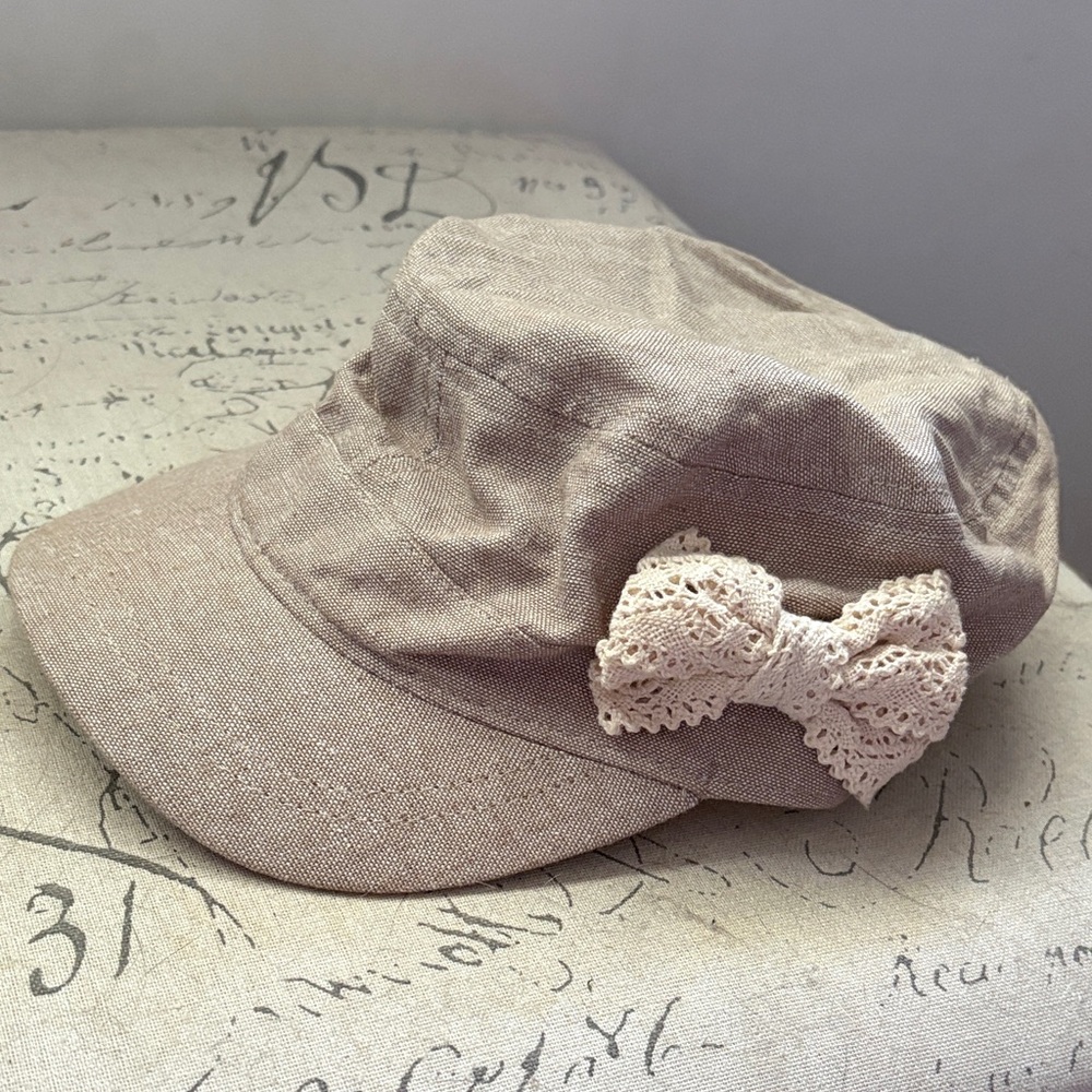 Beige Linen-Style Women’s Cap with Crochet Lace Bow